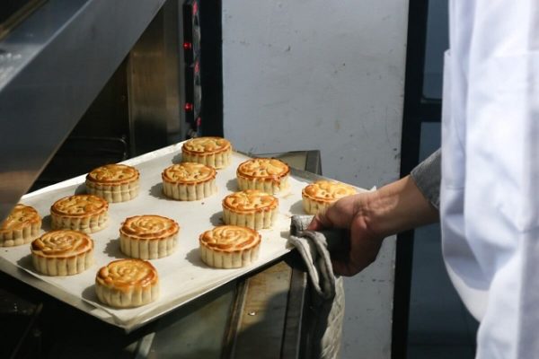 Cách làm bánh trung thu hạt sen nhuyễn 25 nuong banh 3